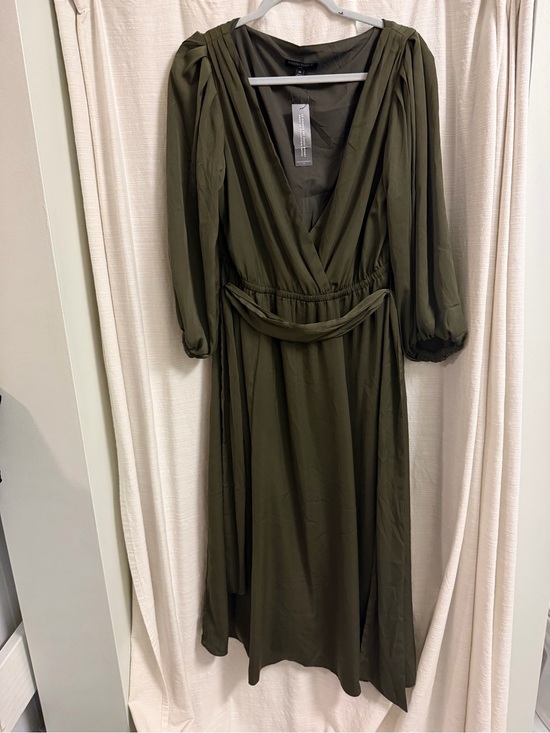 Banana Republic Dresses & Skirts - NWT Banana Republic Olive Green V-Neck Midi Dress